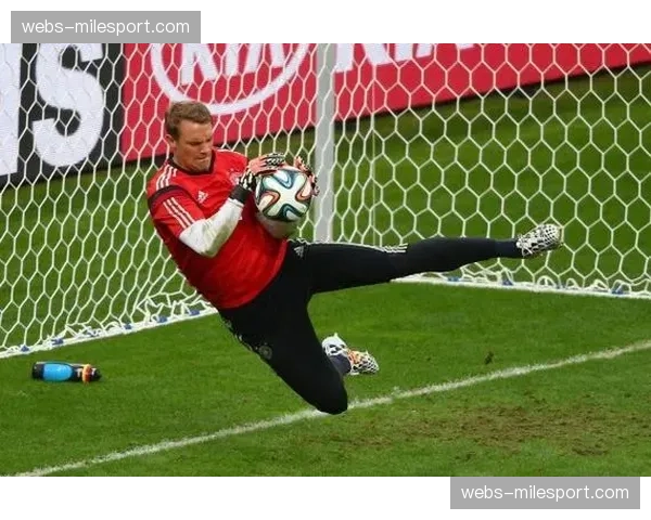 特写:诺伊尔冲出禁区完成关键拦截,随后指挥防线前压 特写:诺伊尔冲出禁区完成关键拦截,随后指挥防线前压