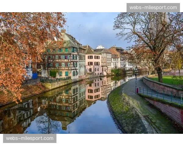 一场平局后的众生相：斯特拉斯堡更衣室内的鼓励与反思